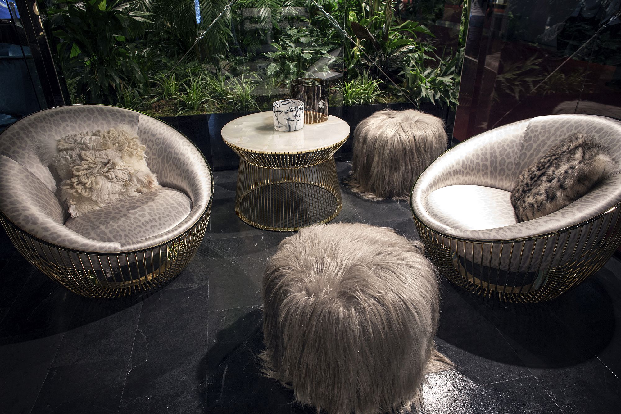 Trendy-decor-seems-inspired-by-the-Platner-classics