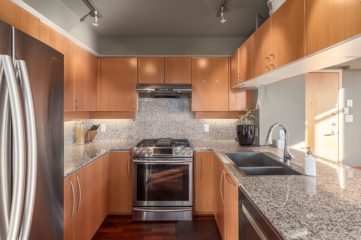 U-shaped modern kitchen deisgn with wooden cabinets