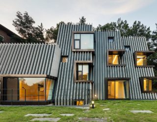 Etched into the Landscape: Dramatic Deep House with Box-type Corner Windows