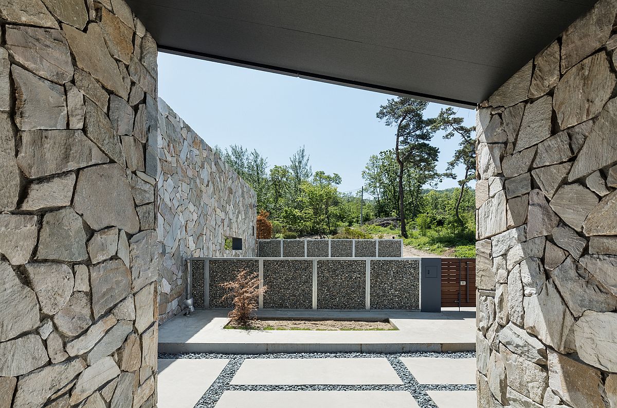 View of the entrance and the landscape from the Layers