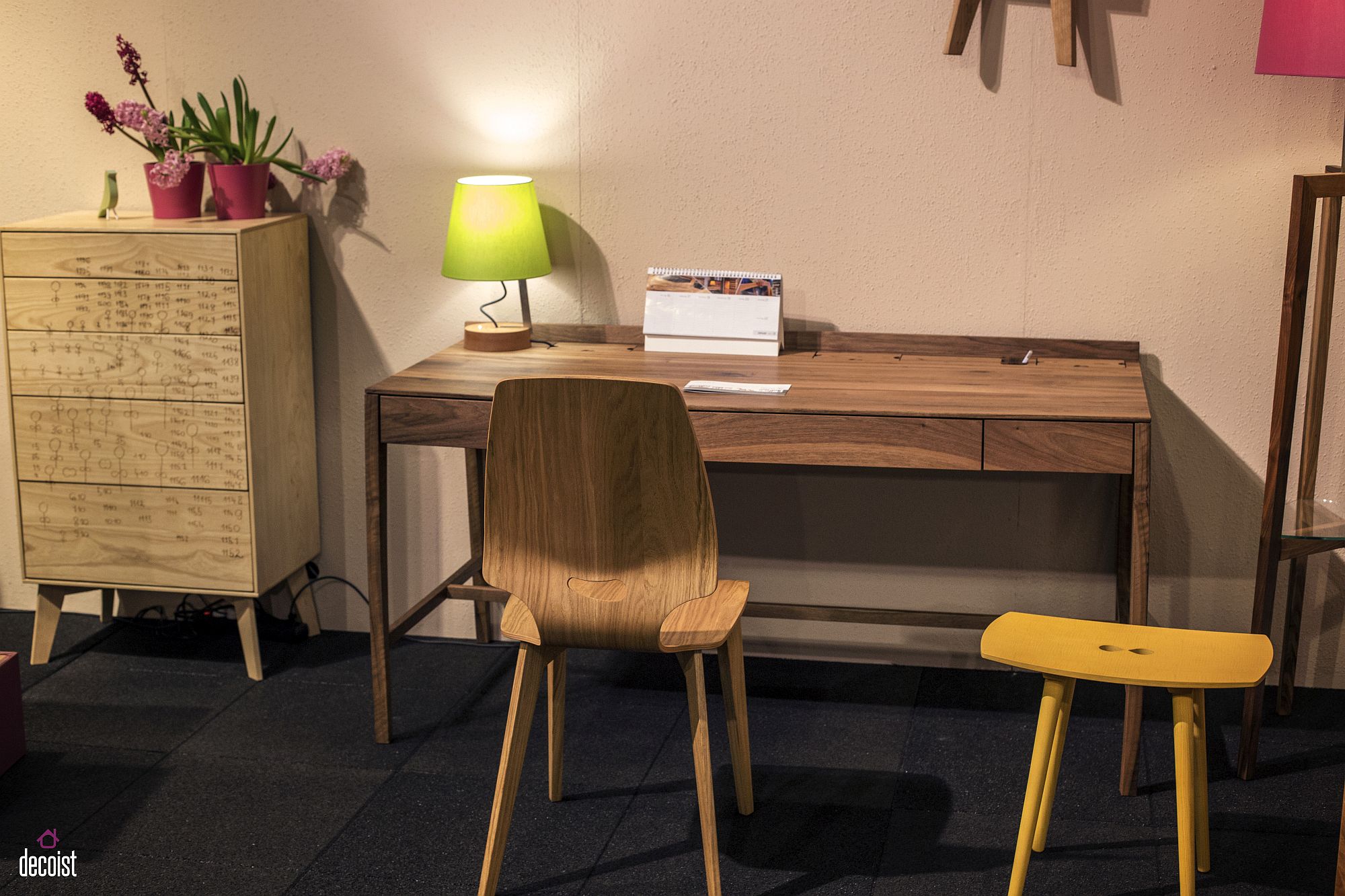 Wooden-chair-matching-with-the-tone-of-the-workdesk