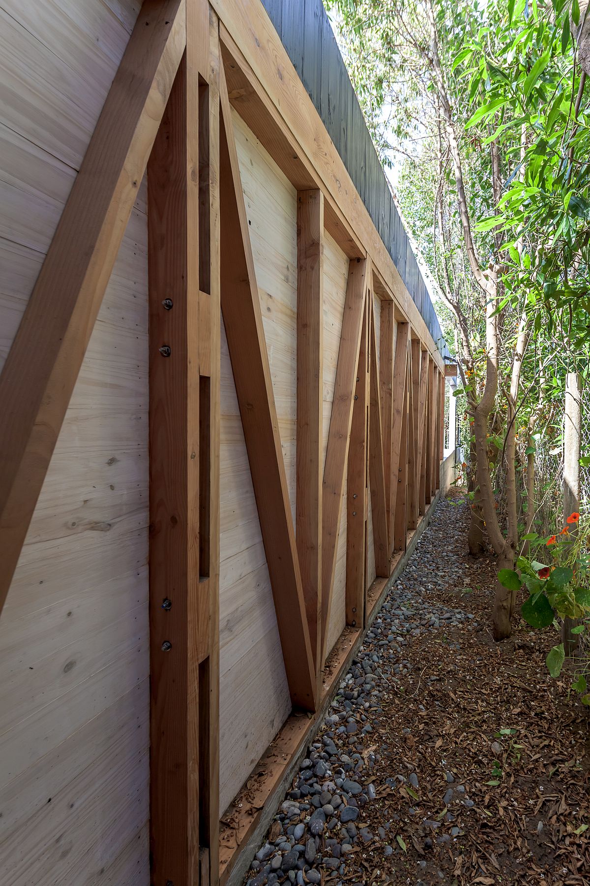 Wooden-framework-shapes-the-rear-of-the-pavilion