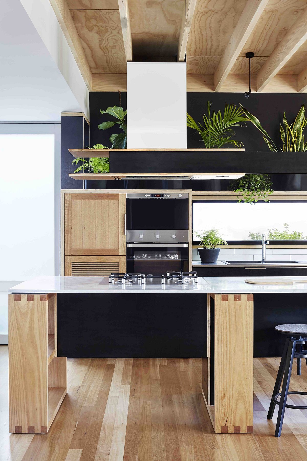 Wooden-kitchen-island-design-is-light-and-breezy