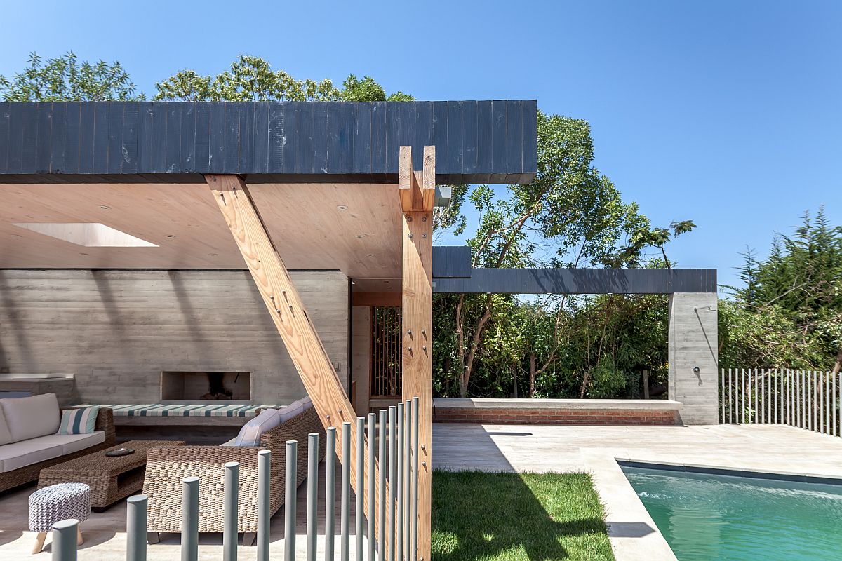 Wooden-suuport-columns-and-blinds-for-the-open-pavilion