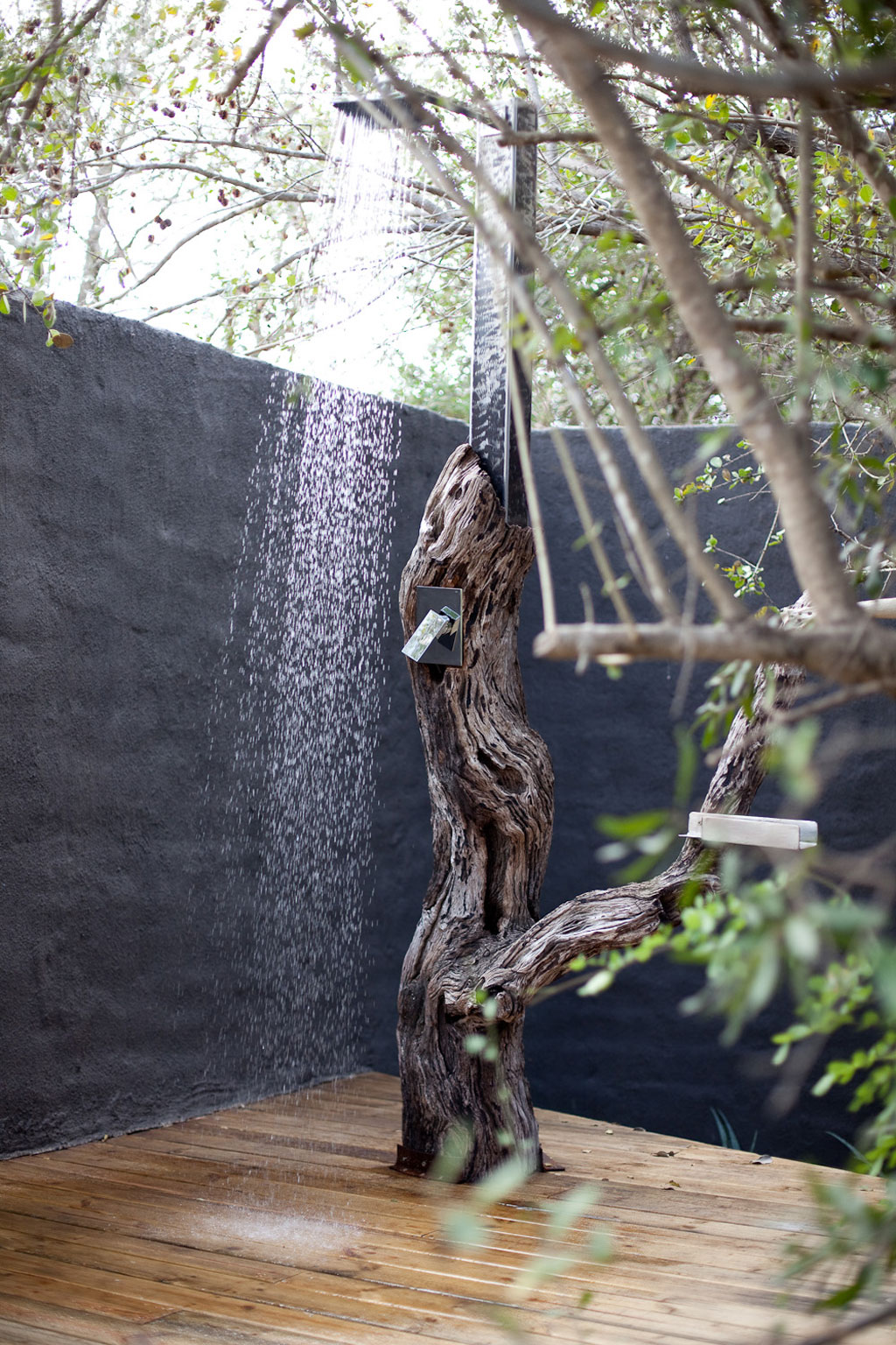 Beautiful-outdoor-shower-combines-the-best-of-modern-and-rustic