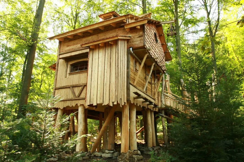 Big-treehouse-with-a-strong-rustic-look