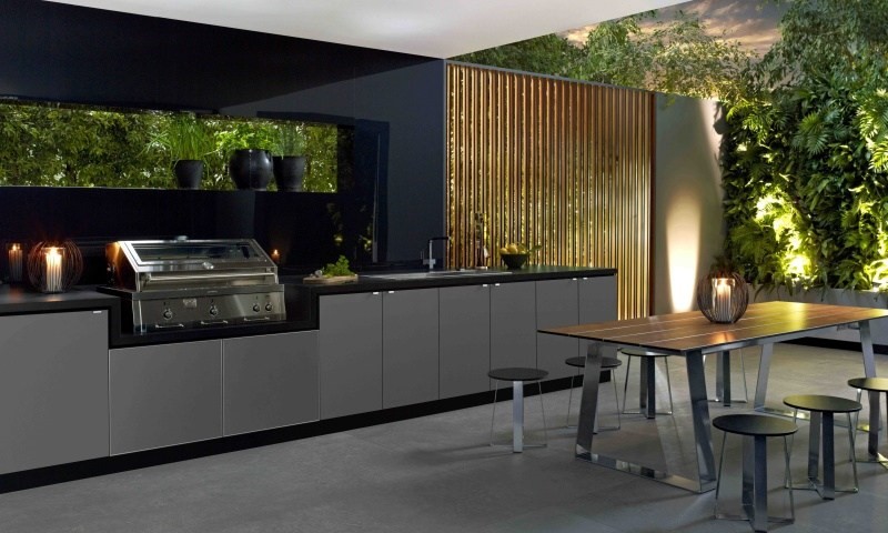 Black and gray outdoor kitchen with a dark and mature decor