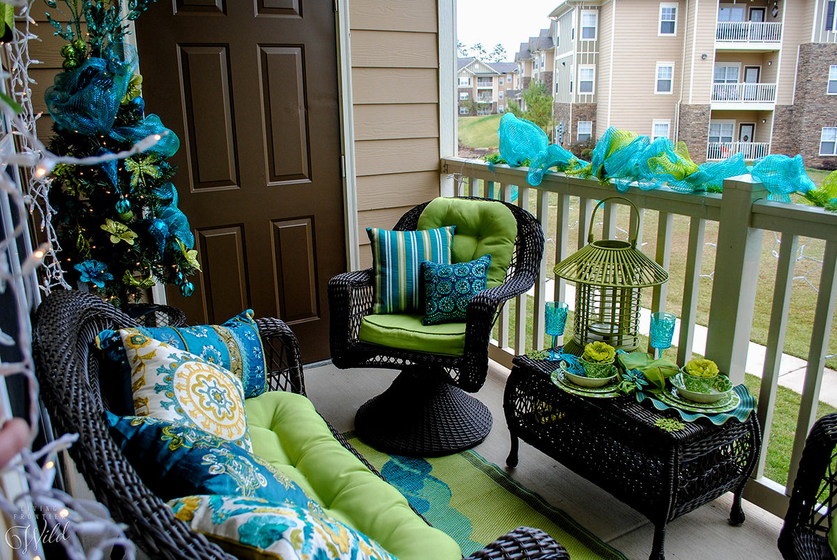 Captivating small balcony decorated in green and blue