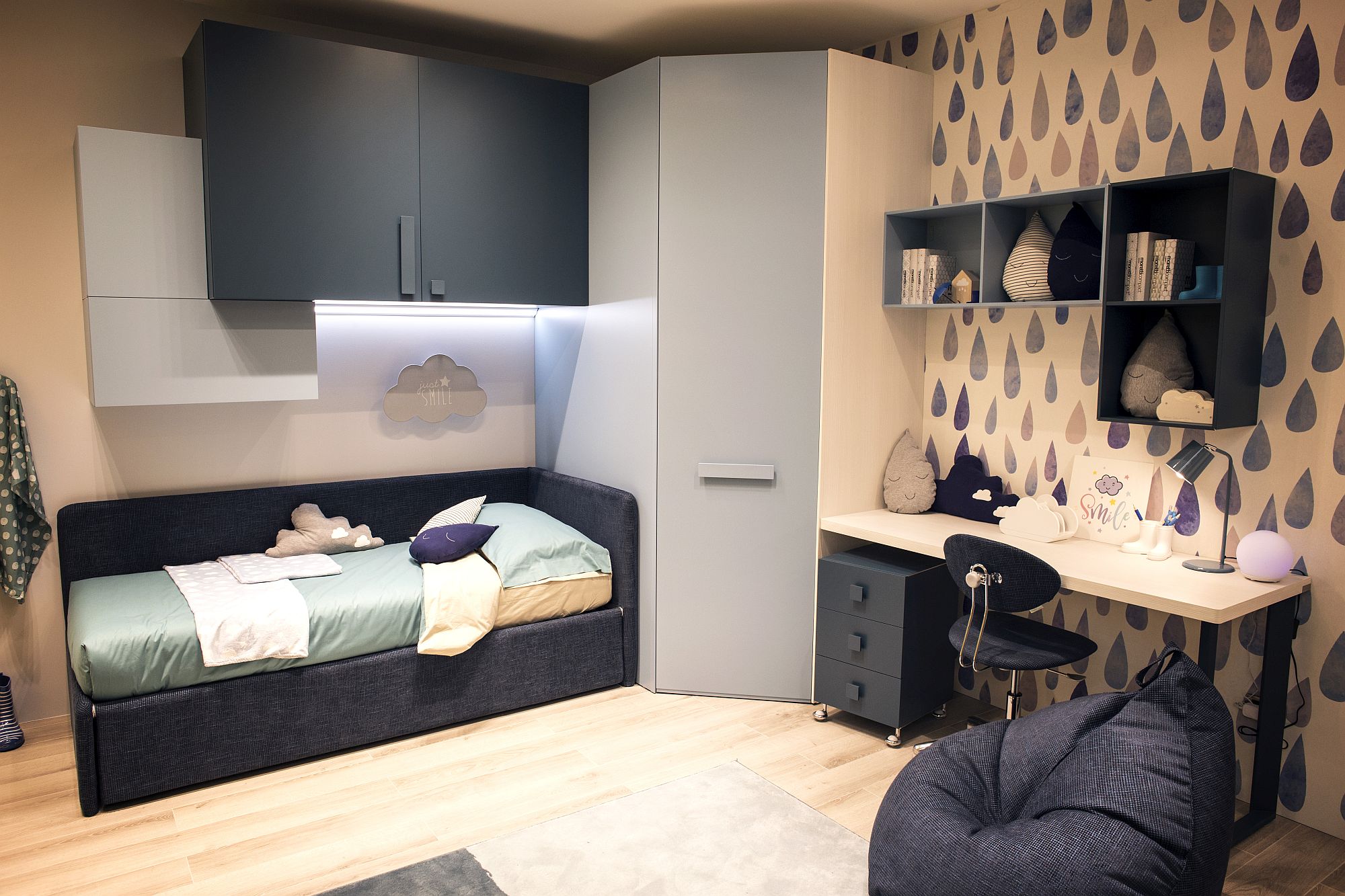 Corner-wardrobe-saves-space-in-the-small-kids-bedroom