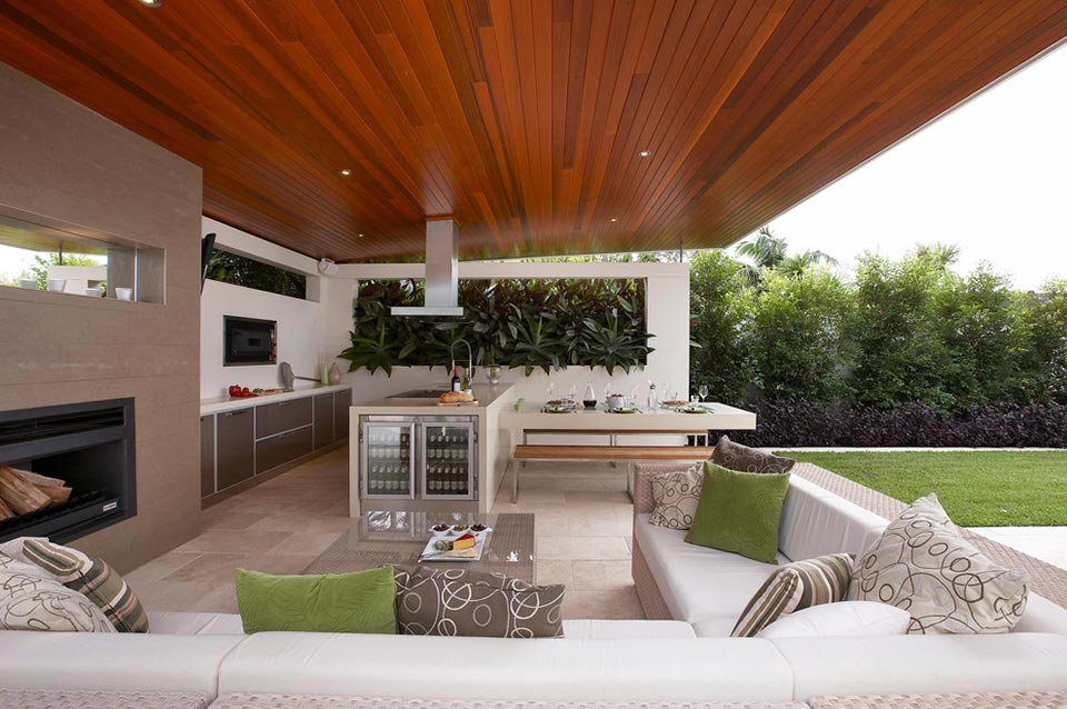 Covered outdoor kitchen with a remarkable polished ceiling