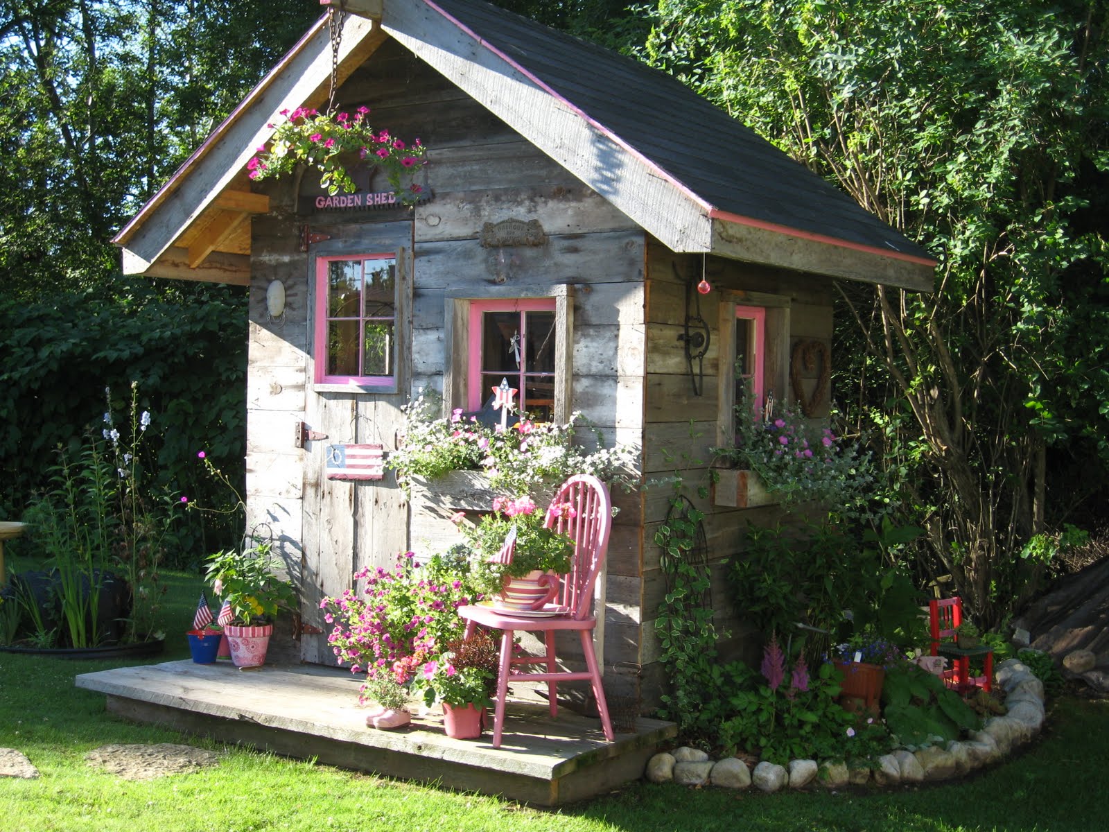Cute-little-garden-shed-with-shabby-chic-exterior-