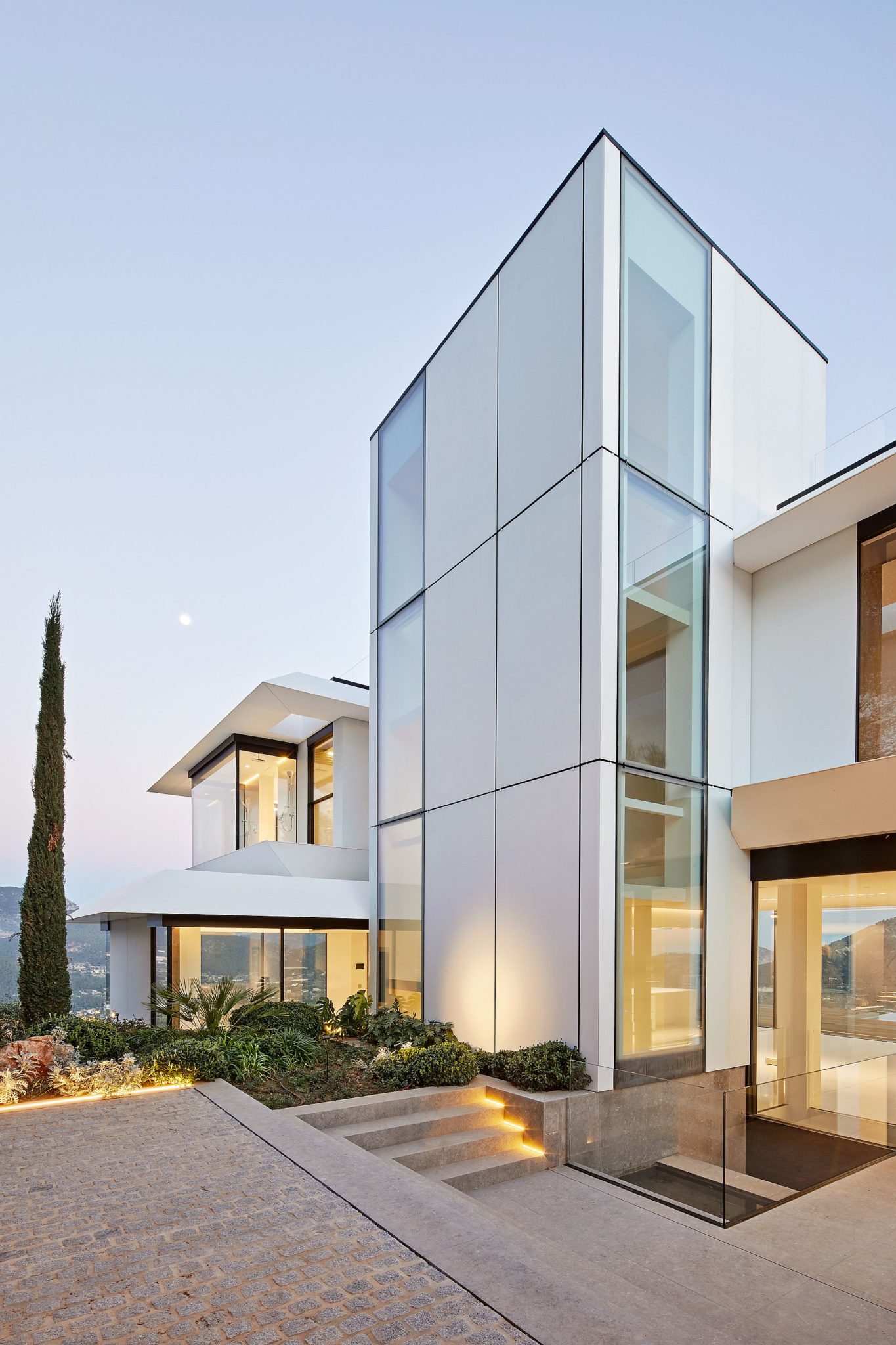 Cutting-edge ceramic tiles combined with glass and wood to create a fabulous modern home