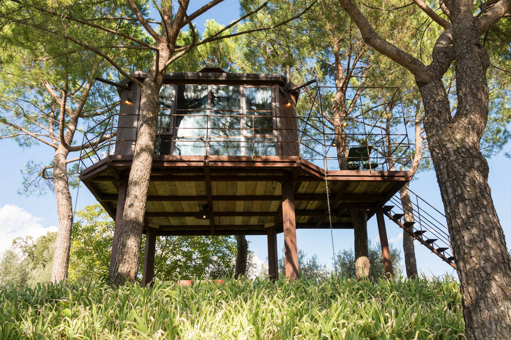 Dark-brown-modern-treehouse-that-matches-the-trees