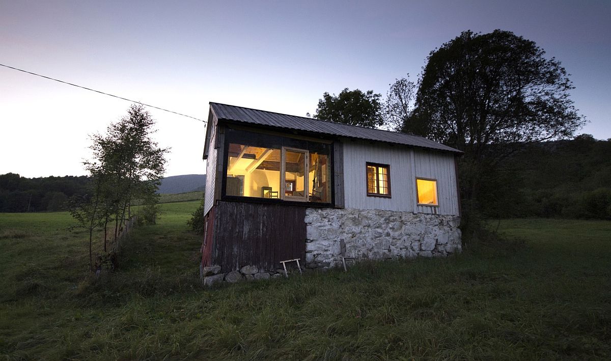 Different materials give the cabin a smart, rustic look