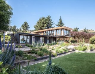 Tavonatti House: Modern Coastal Style Complements Distant Ocean Views