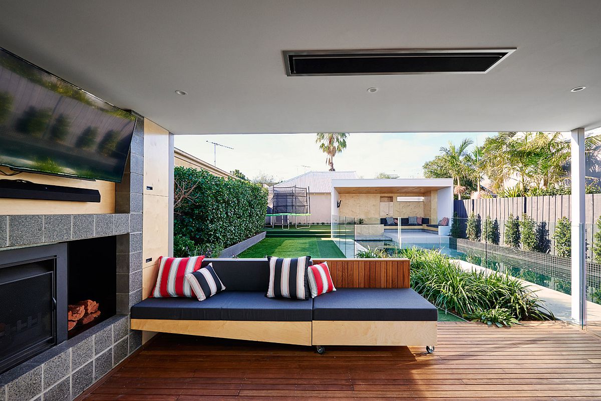 Fireplace-TV-and-movable-seating-of-the-outdoor-hangout