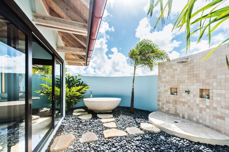 Glamorous-outdoor-shower-with-a-synchronised-color-palette