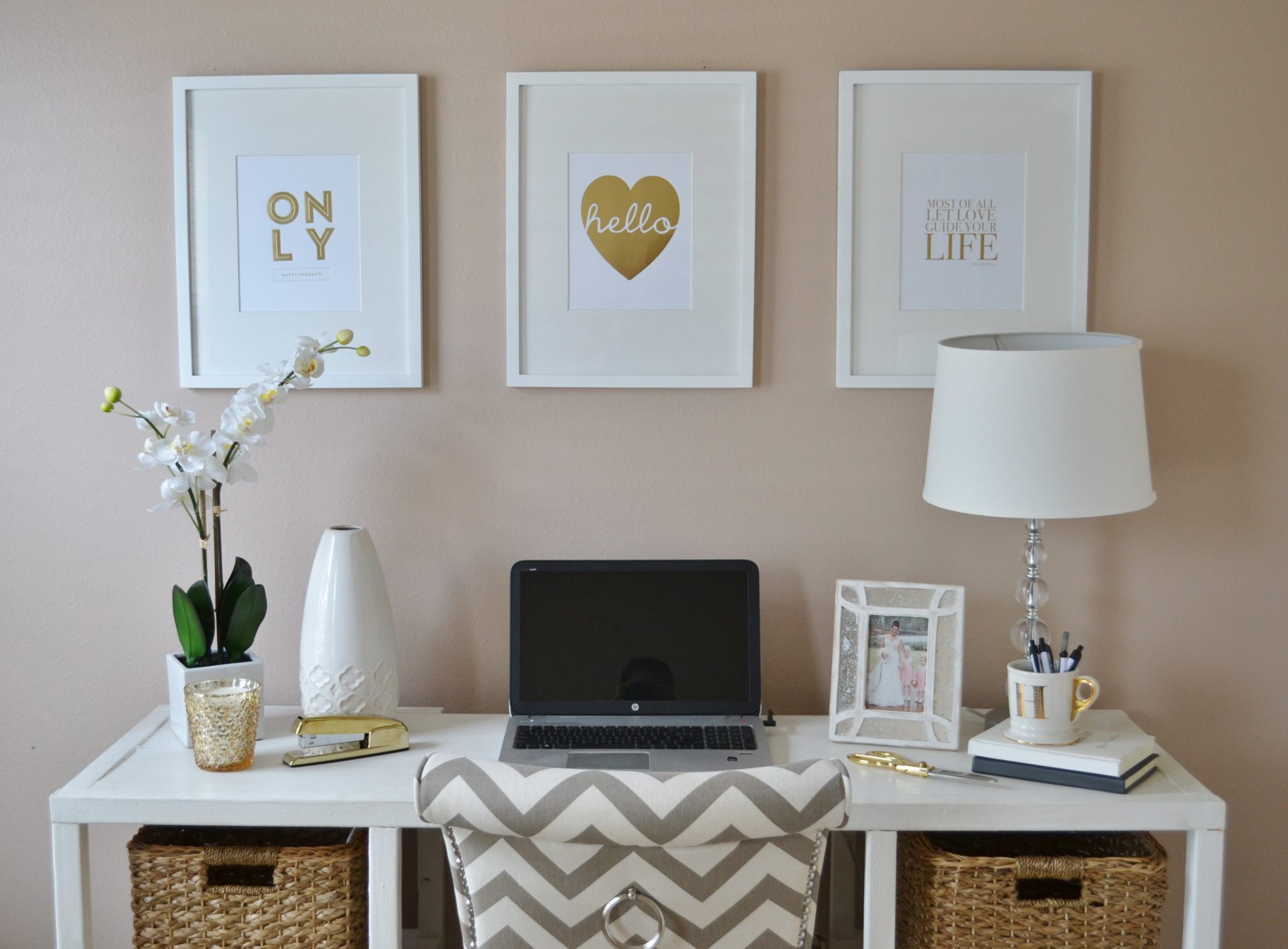Incorporate gold in your home office through matching elements