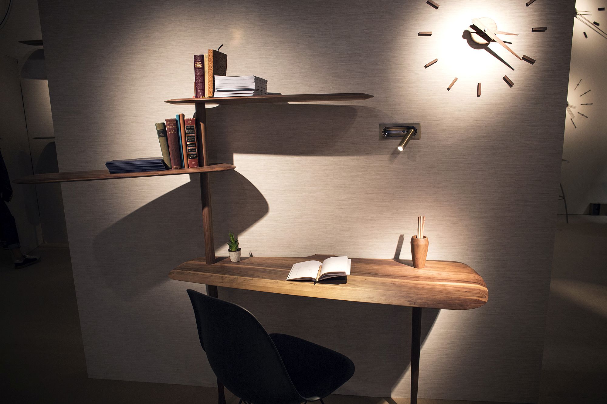 Innovative desk from Unica Collection for the space-savvy workzone