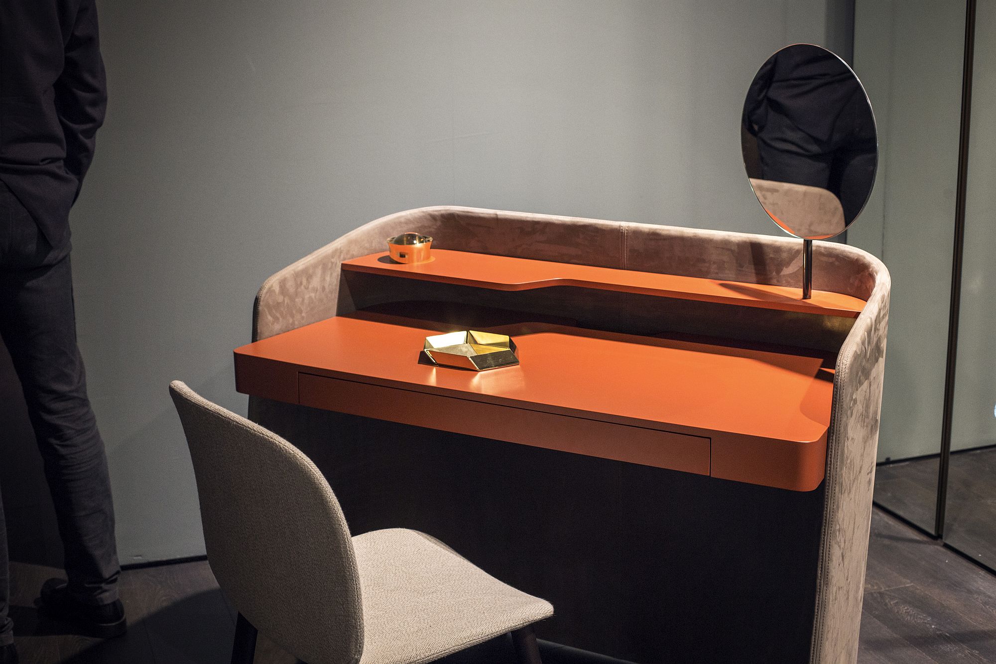 Innovative work desk for the space-savvy home office