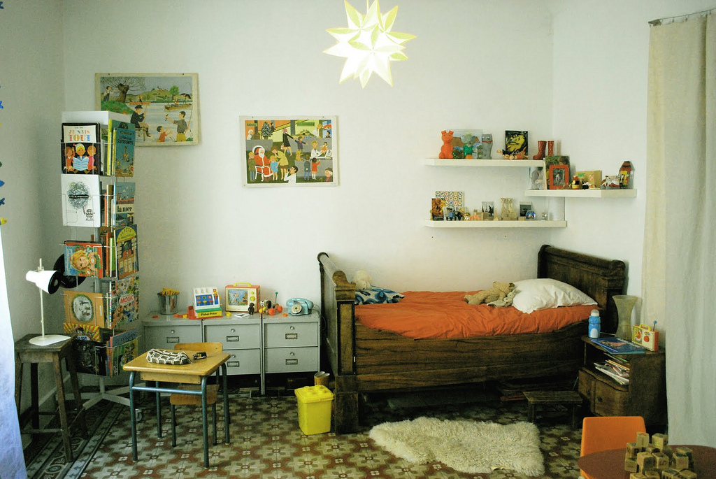 Kids-bedroom-with-a-strong-retro-interior-.jpeg