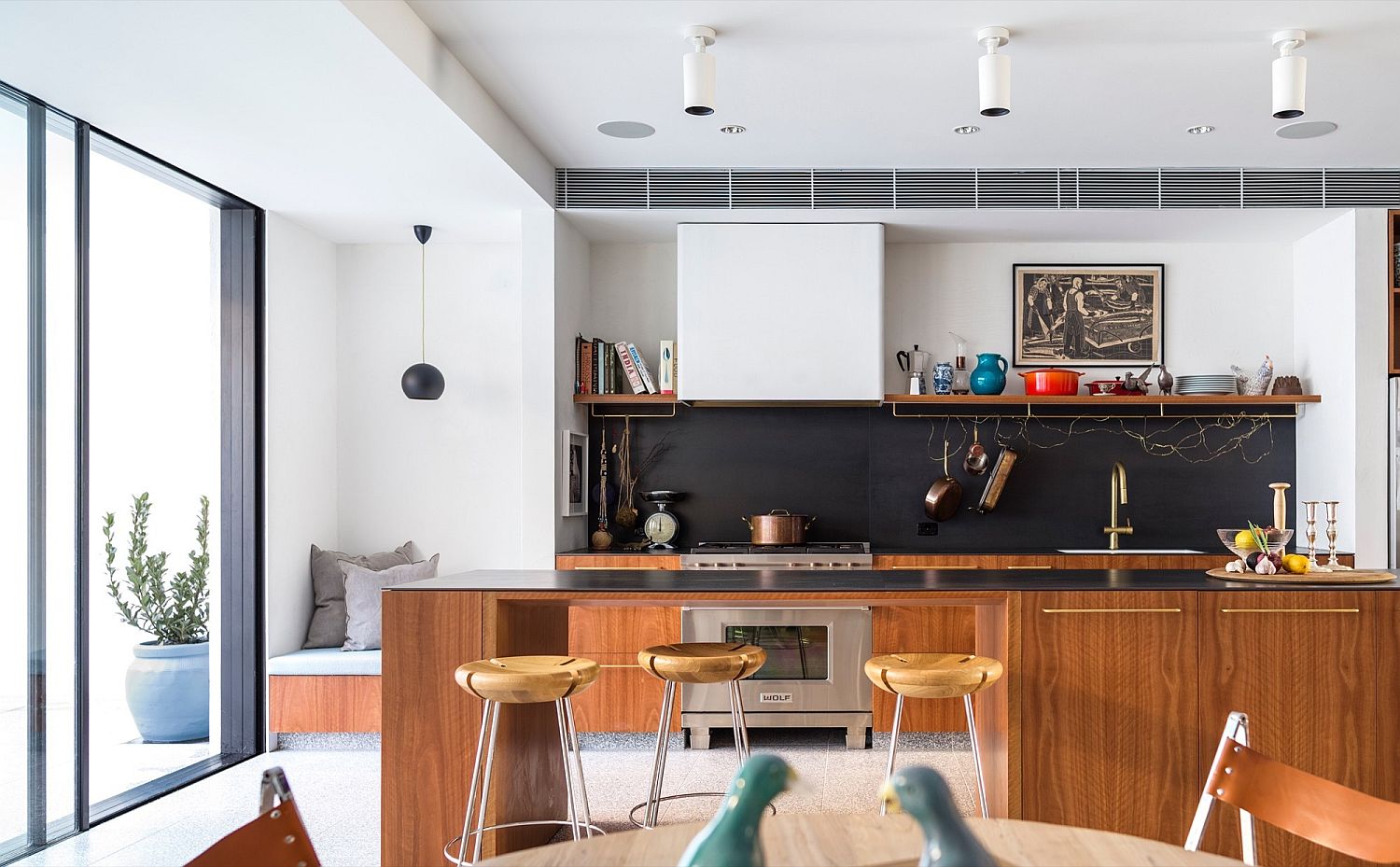 Kitchen-with-black-backsplash-comfy-seating-and-breakfast-bar