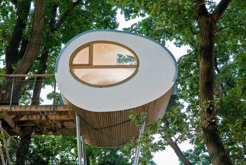 Little minimalistic treehouse pod