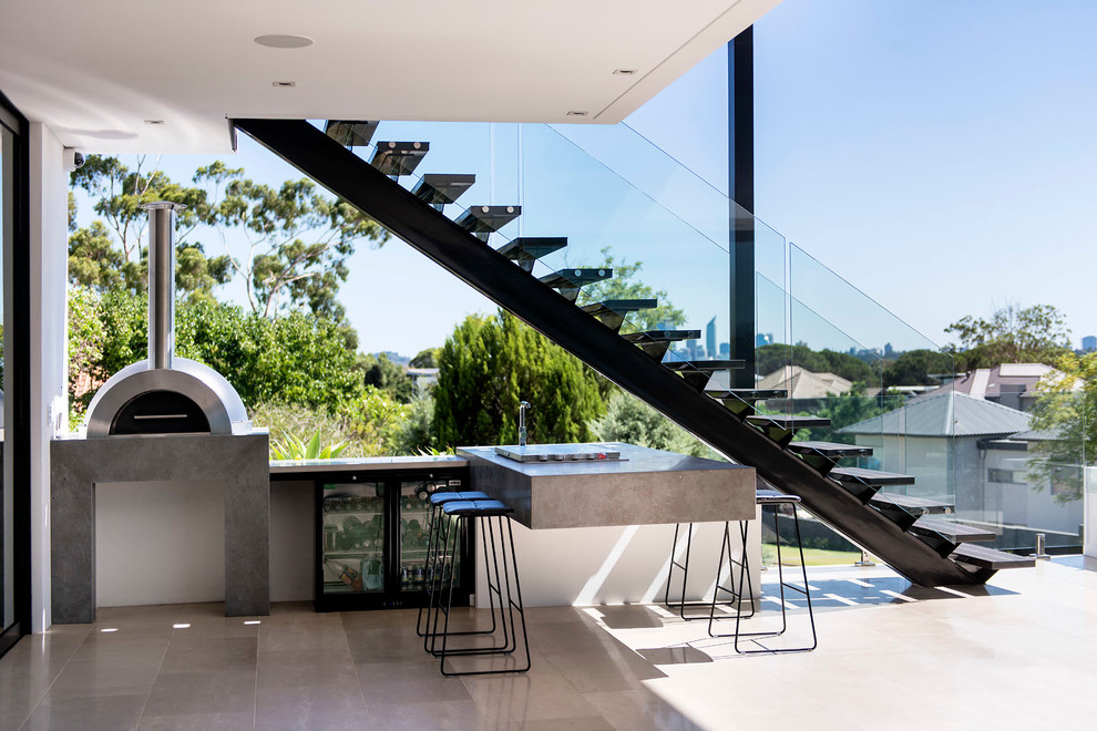 Mini outdoor kitchen with a cultivated style and a breezy ambiance