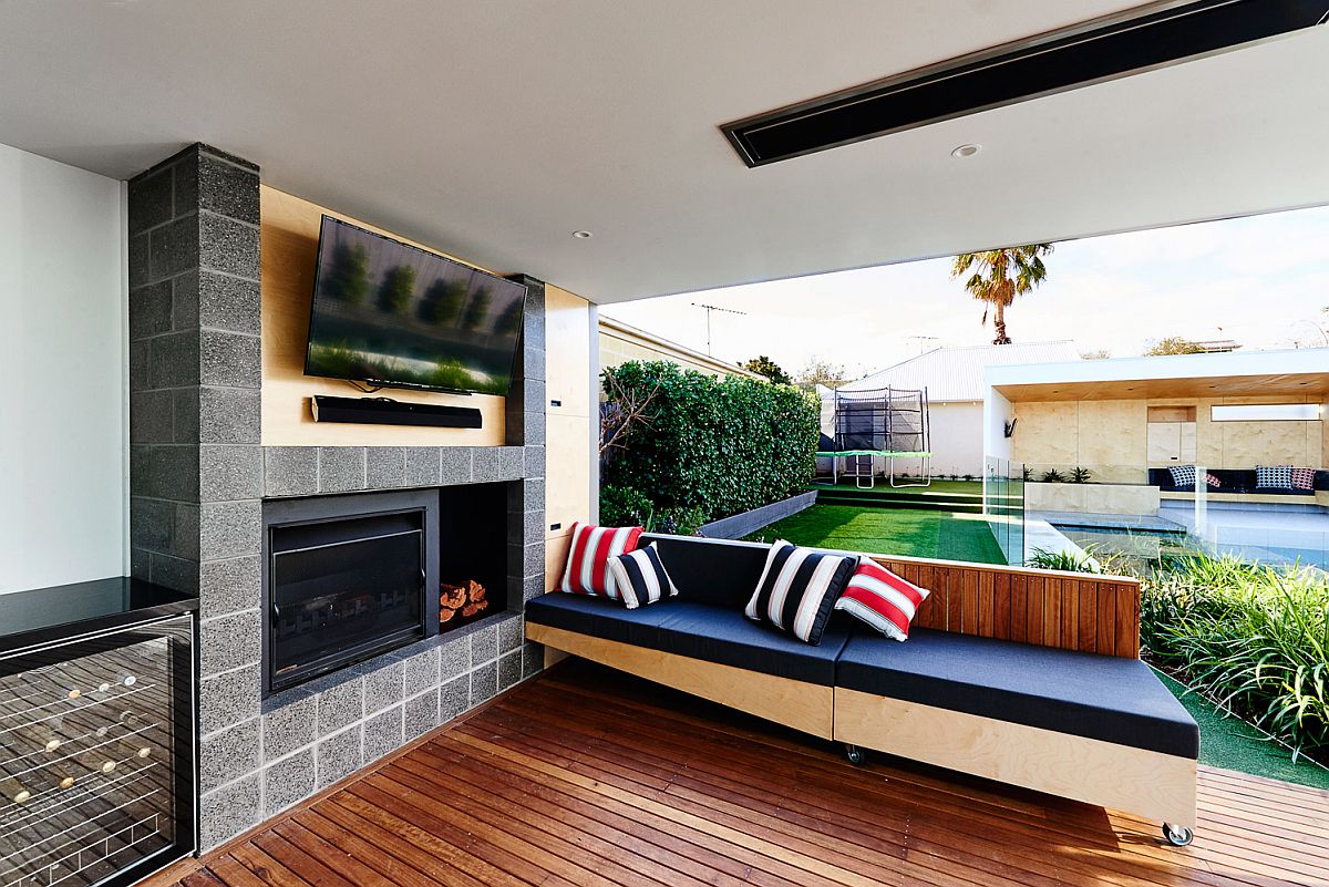 Minibar, fireplace and TV for the outdoor hangout and deck