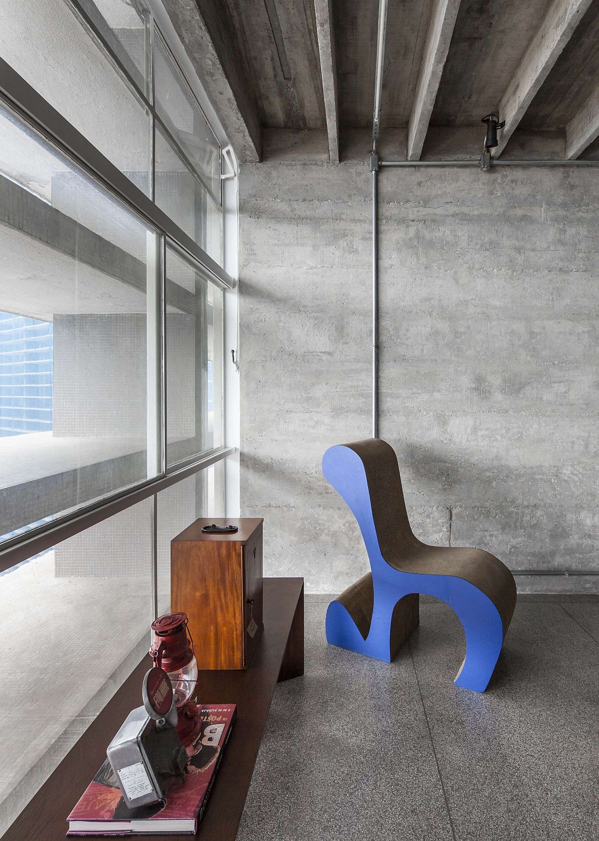 Modern-Brazilian-minimalism-holds-sway-inside-the-apartment