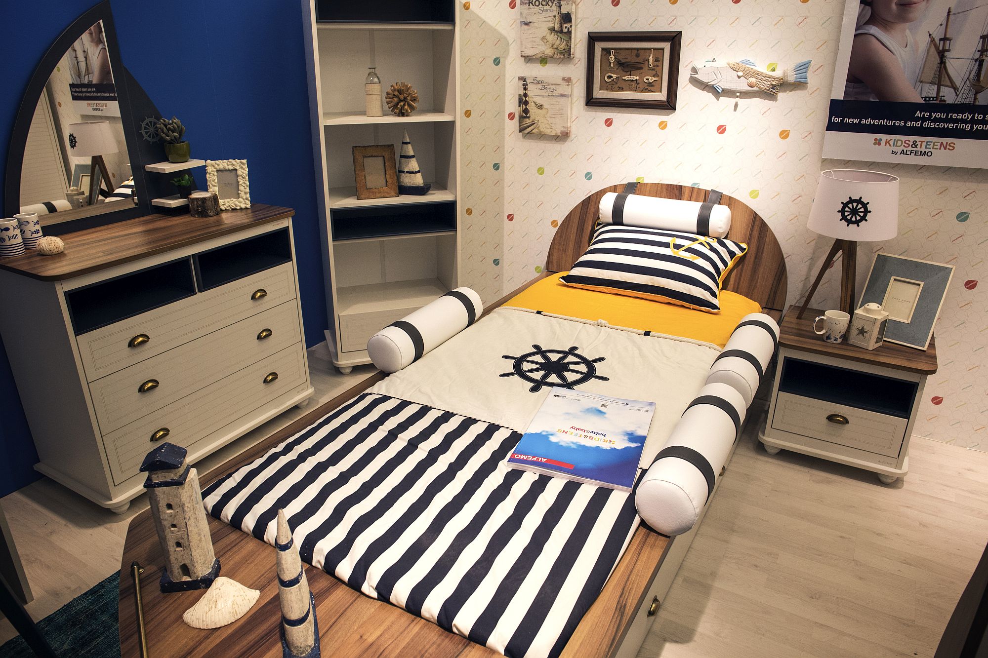 Modern-nautical-themed-kids-bedroom