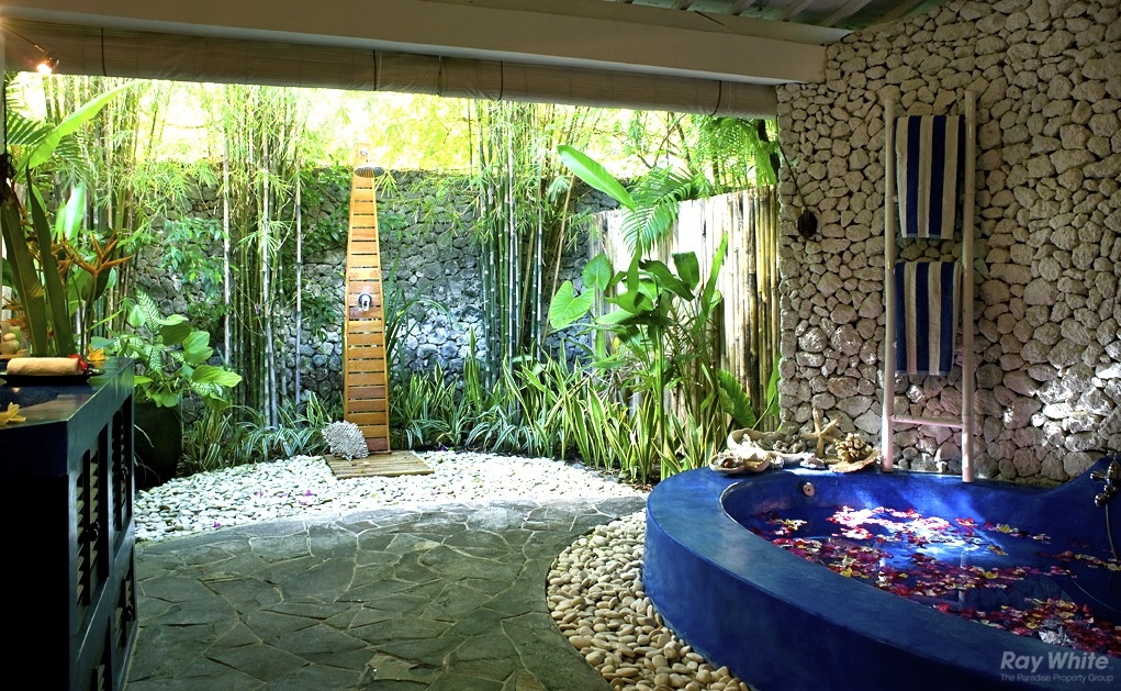 Modern outdoor bathroom combining stone and plants