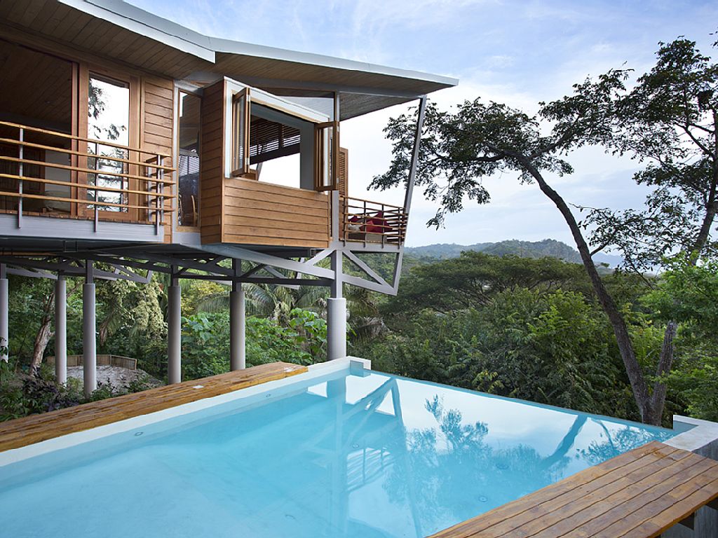 Modern-treehouse-with-a-contemporary-design-and-a-big-pool