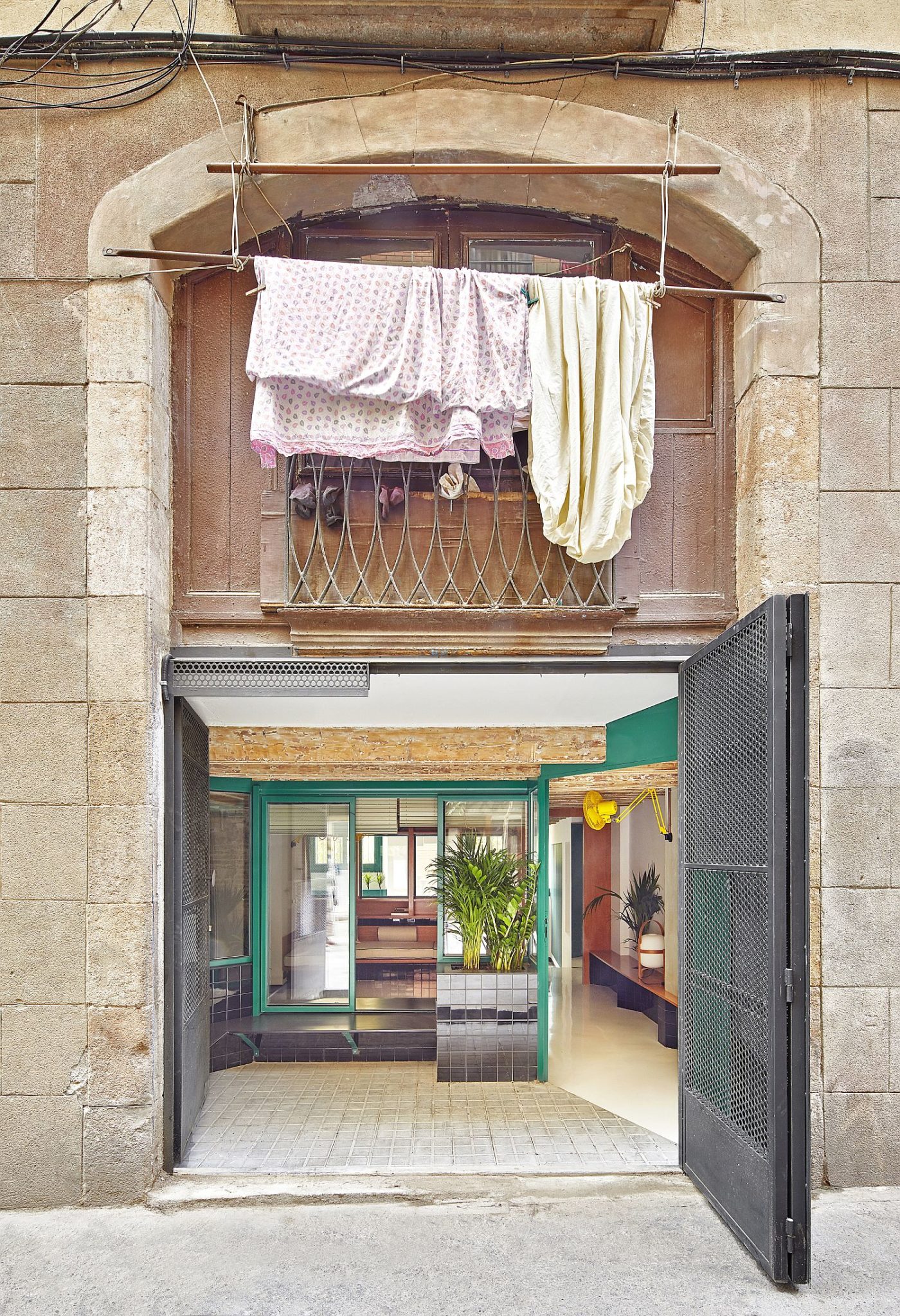 Old-motorcycle-workshop-turned-into-a-modern-apartment-in-Barcelona