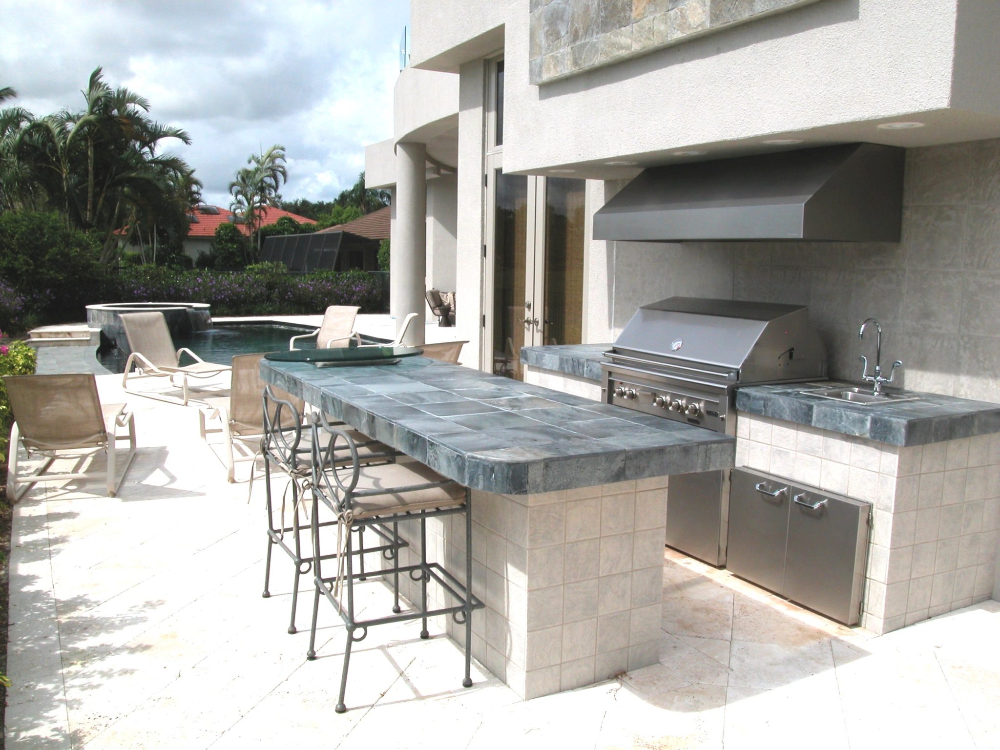 Outdoor Kitchen With Dynamic Style And Harmonious Appearance 