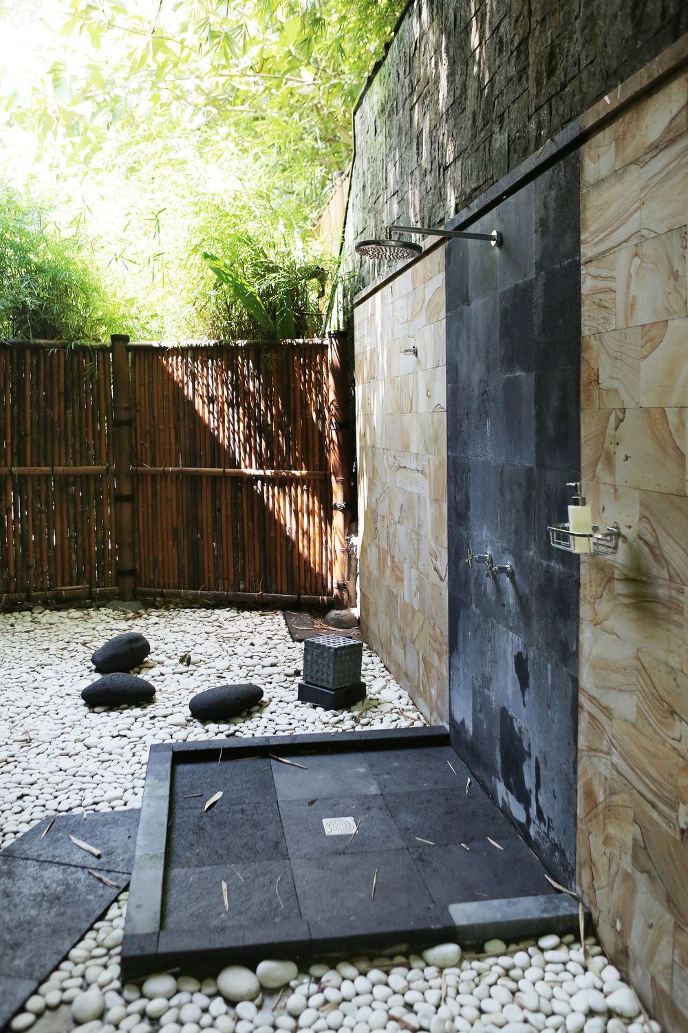 Outdoor-shower-with-a-balanced-dark-and-light-decor