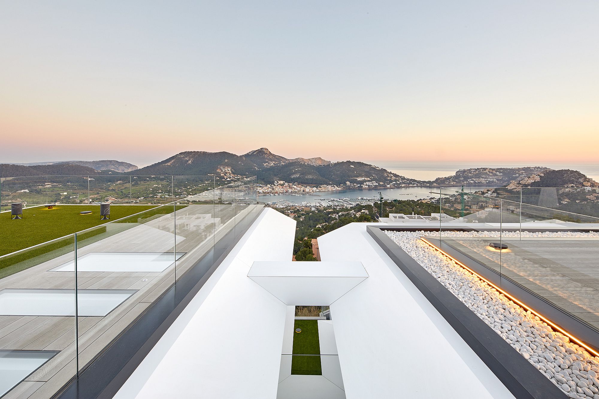 Overhangs covered in KRION create a spectacular rooftop hangout and garden