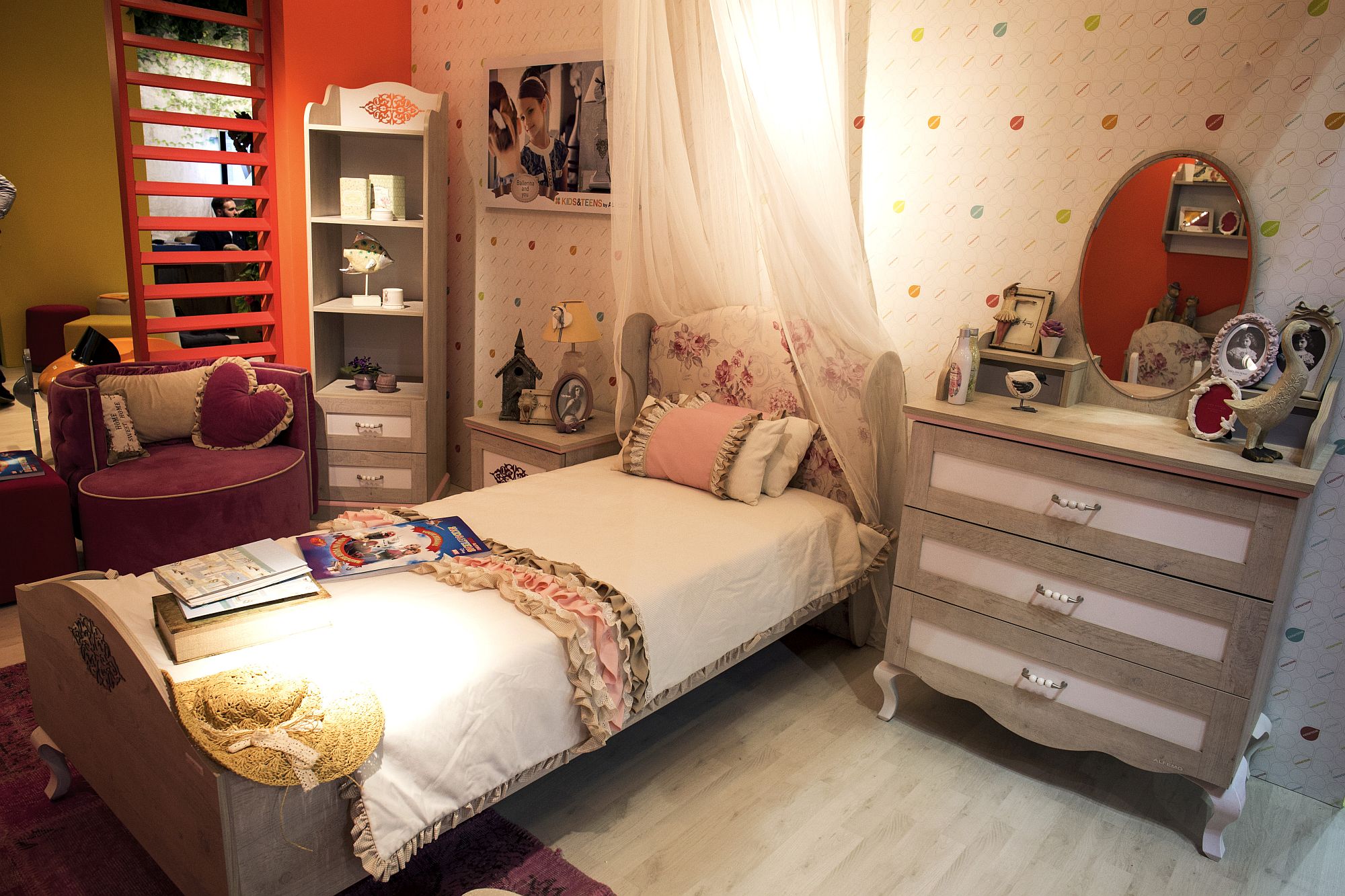 Pink and purple bring brightness to the girls' bedroom in white