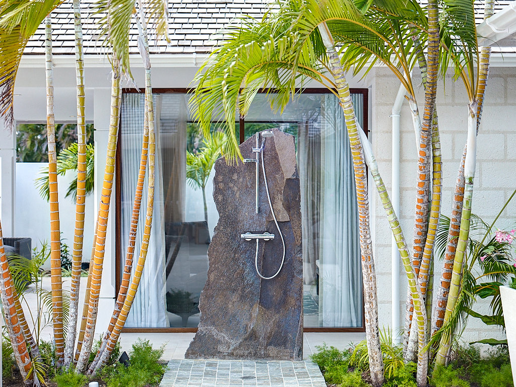 Raw-cut-stone-shower-fits-the-minimalist-concept