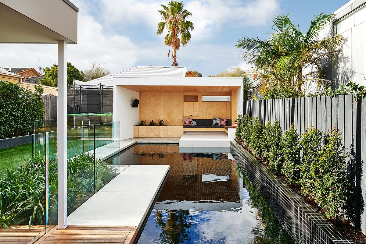 Recreational bunker at the end of the pool