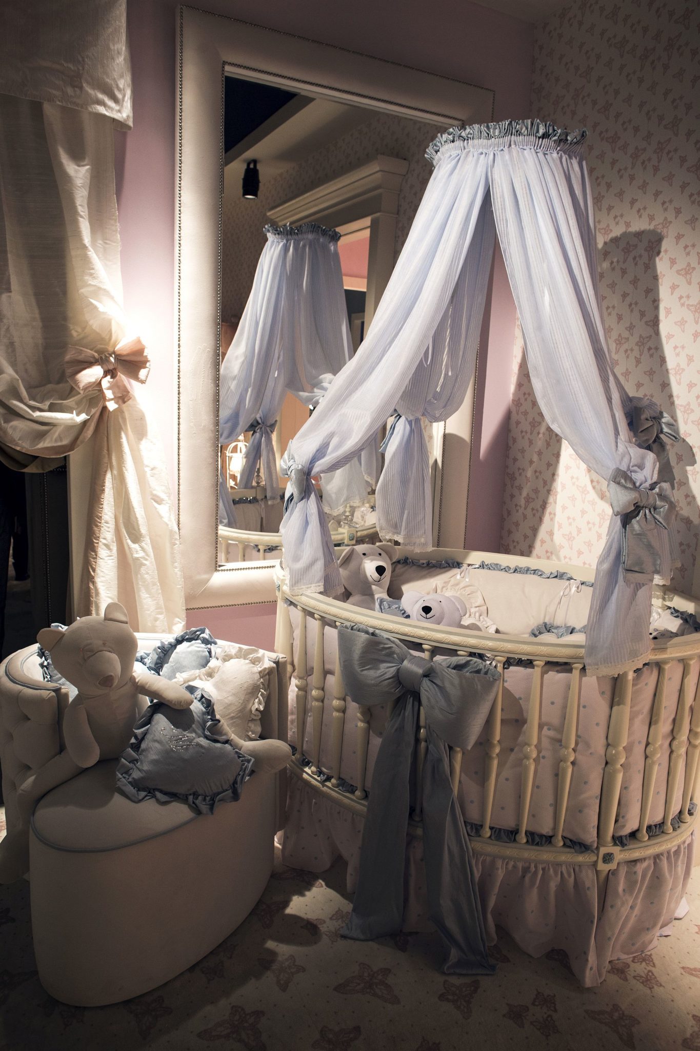 Round crib with a canopy above allows the nursery to stand out from the usual