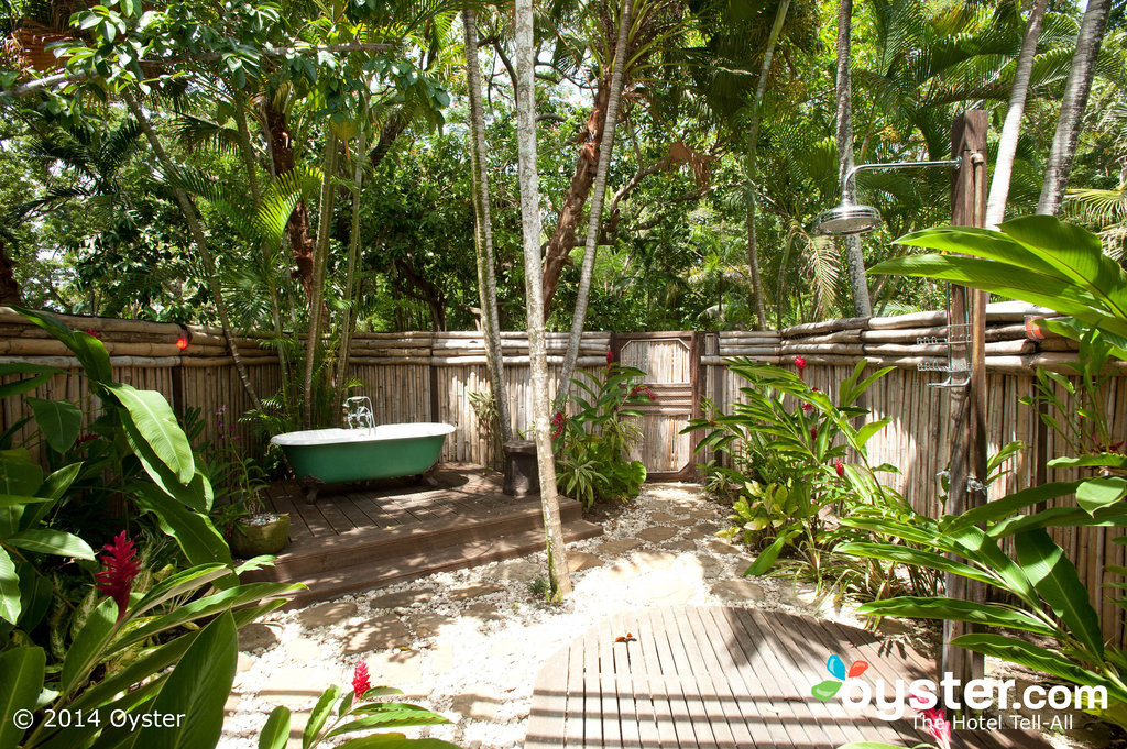 Secluded-open-bathroom-with-a-natural-ambiance