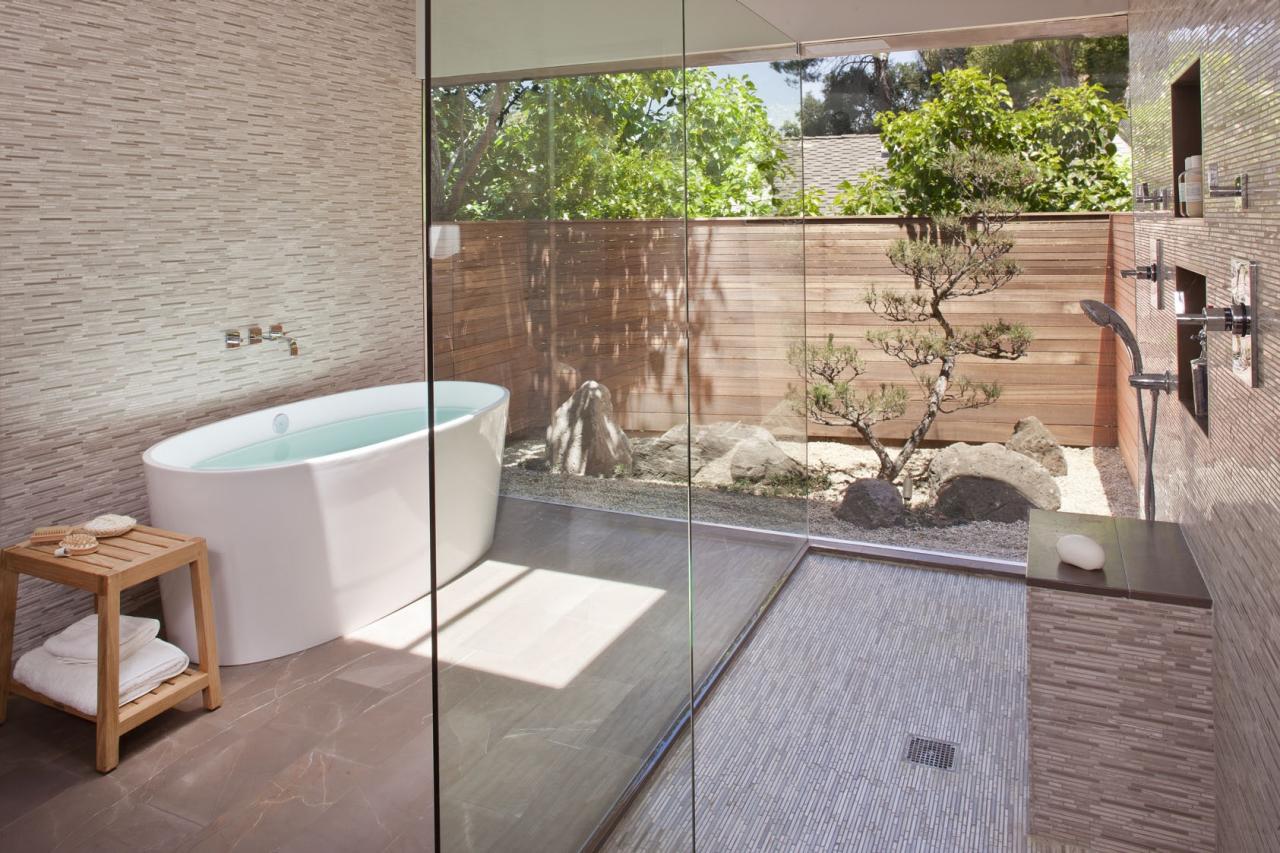 Semi-outdoor shower with glass walls