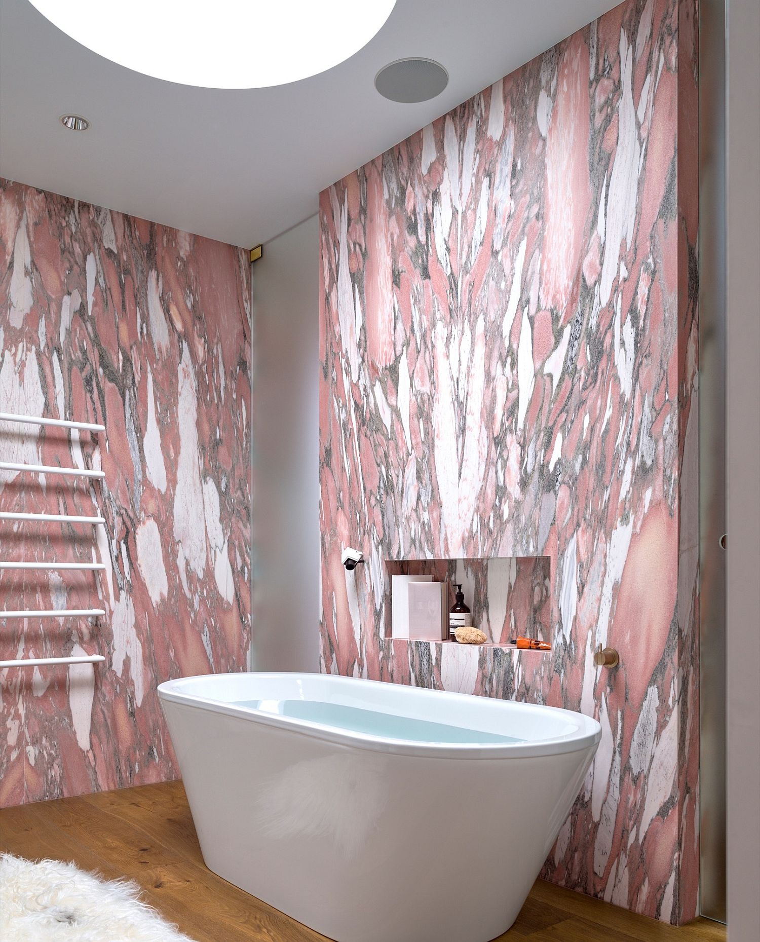 Skylight-bring-natural-light-into-the-bathroom-with-pink