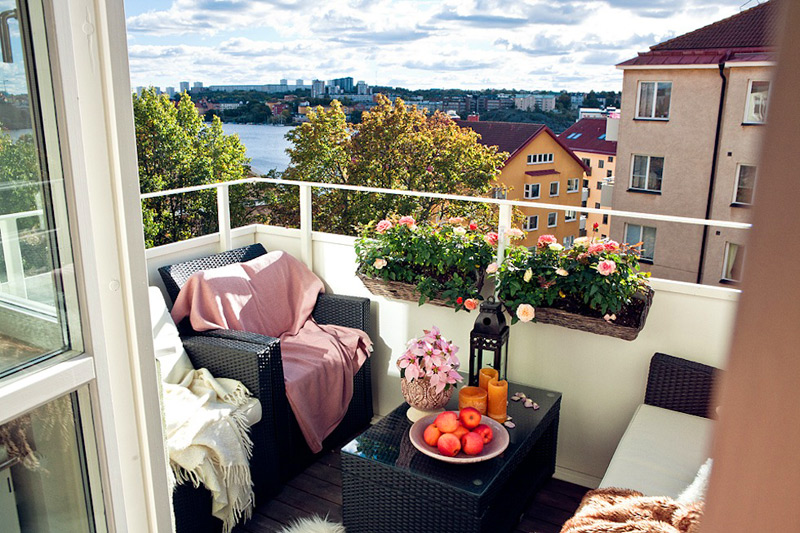 Small balcony with decor pieces in a shade of soft pink