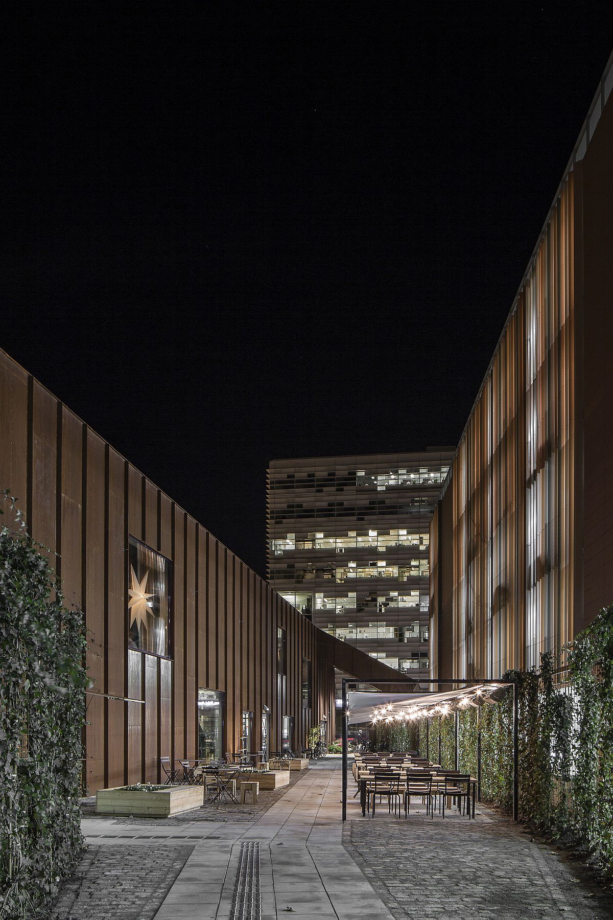 Smart-market-hall-built-inside-the-shell-of-ruined-industrial-building