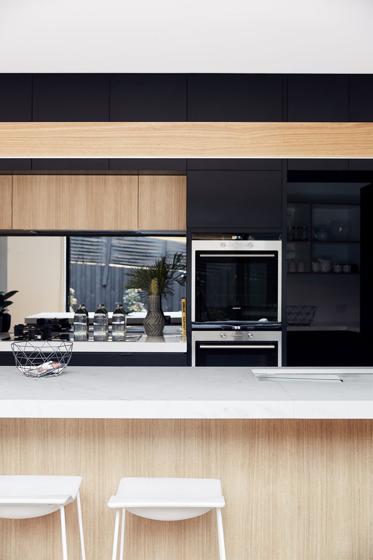 Smart-modern-kitchen-combines-black-shelves-with-light-wooden-finishes