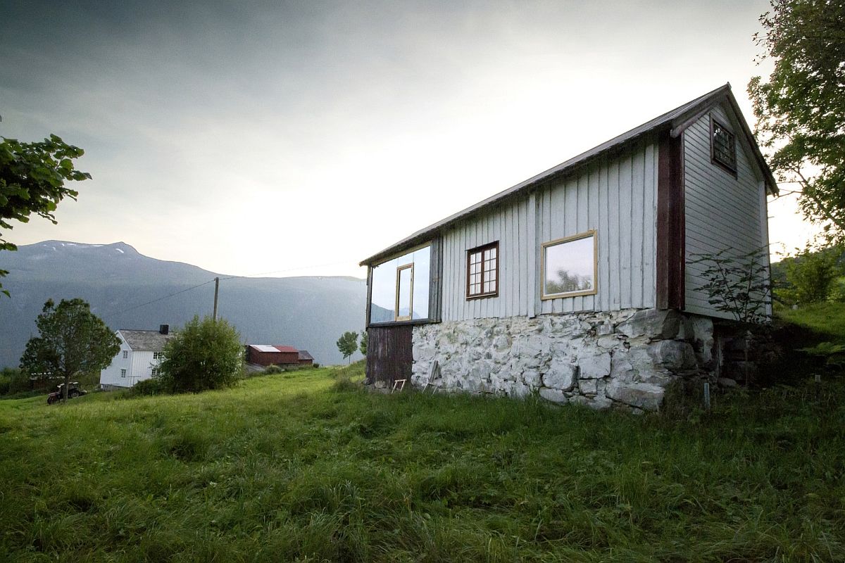 Stone base and wooden exterior of the cabin in Norway