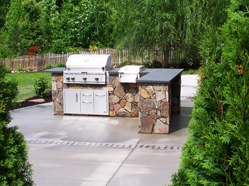 Stone-outdoor-kitchen-that-looks-timeless