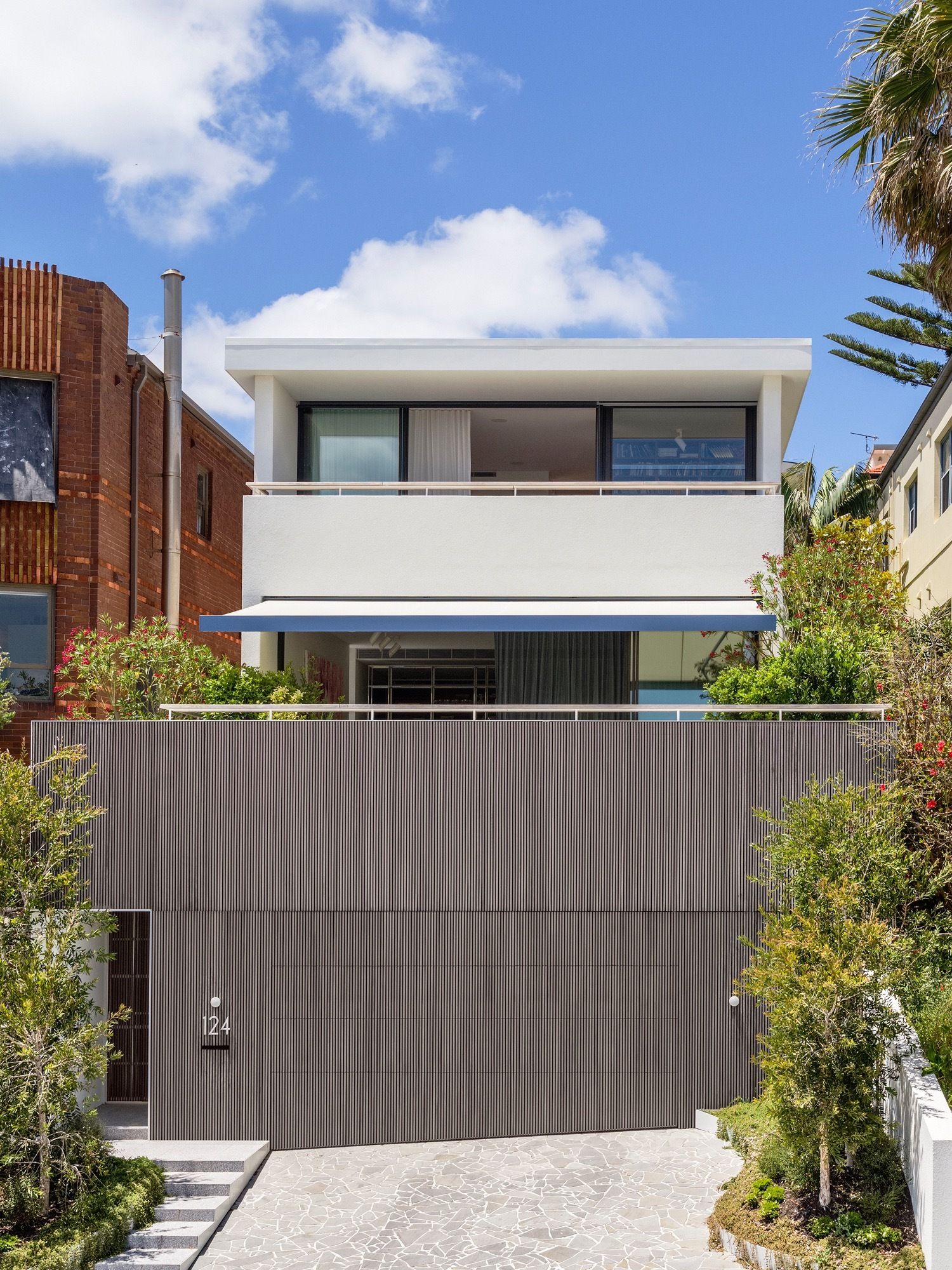 Street-facade-of-the-Bondi-Beach-Residence-in-Sydney